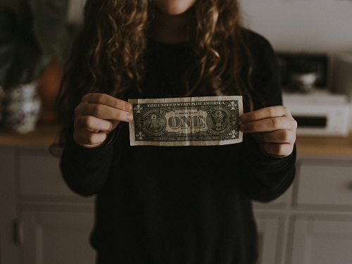 Kobieta trzyma banknot